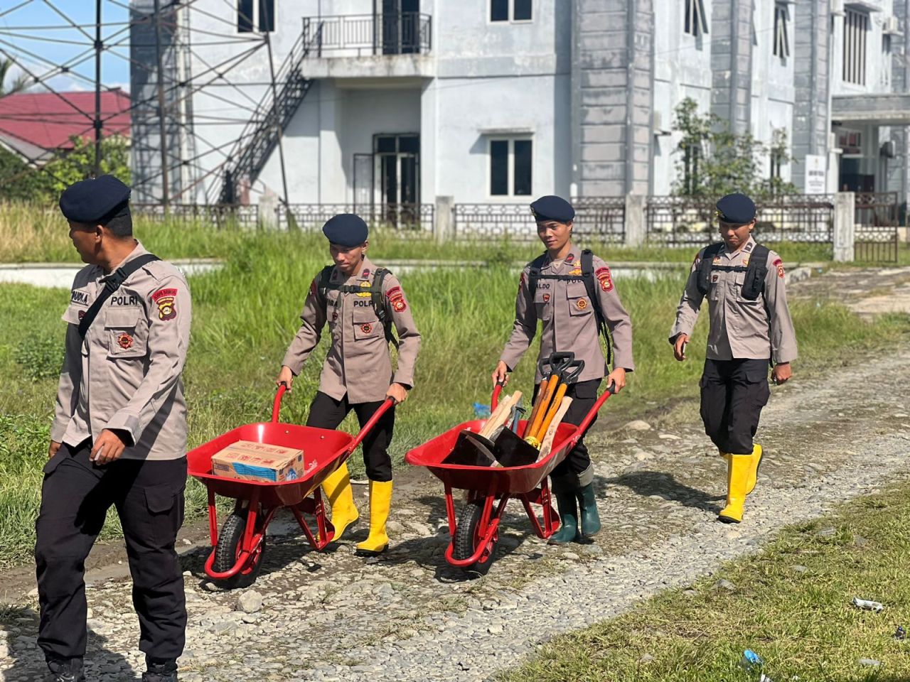 Jiwa Ragaku Demi Kemanusiaan: Brimob Sumsel Pulihkan Akses Aceh Tenggara