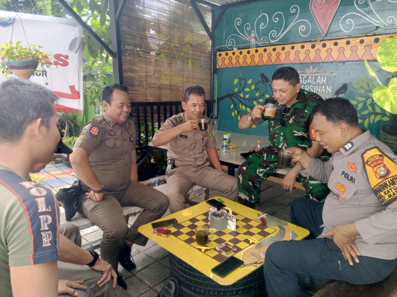 Babinsa Kayumanis Gelar Komsos Bahas Antisipasi Tawuran Warga di Matraman